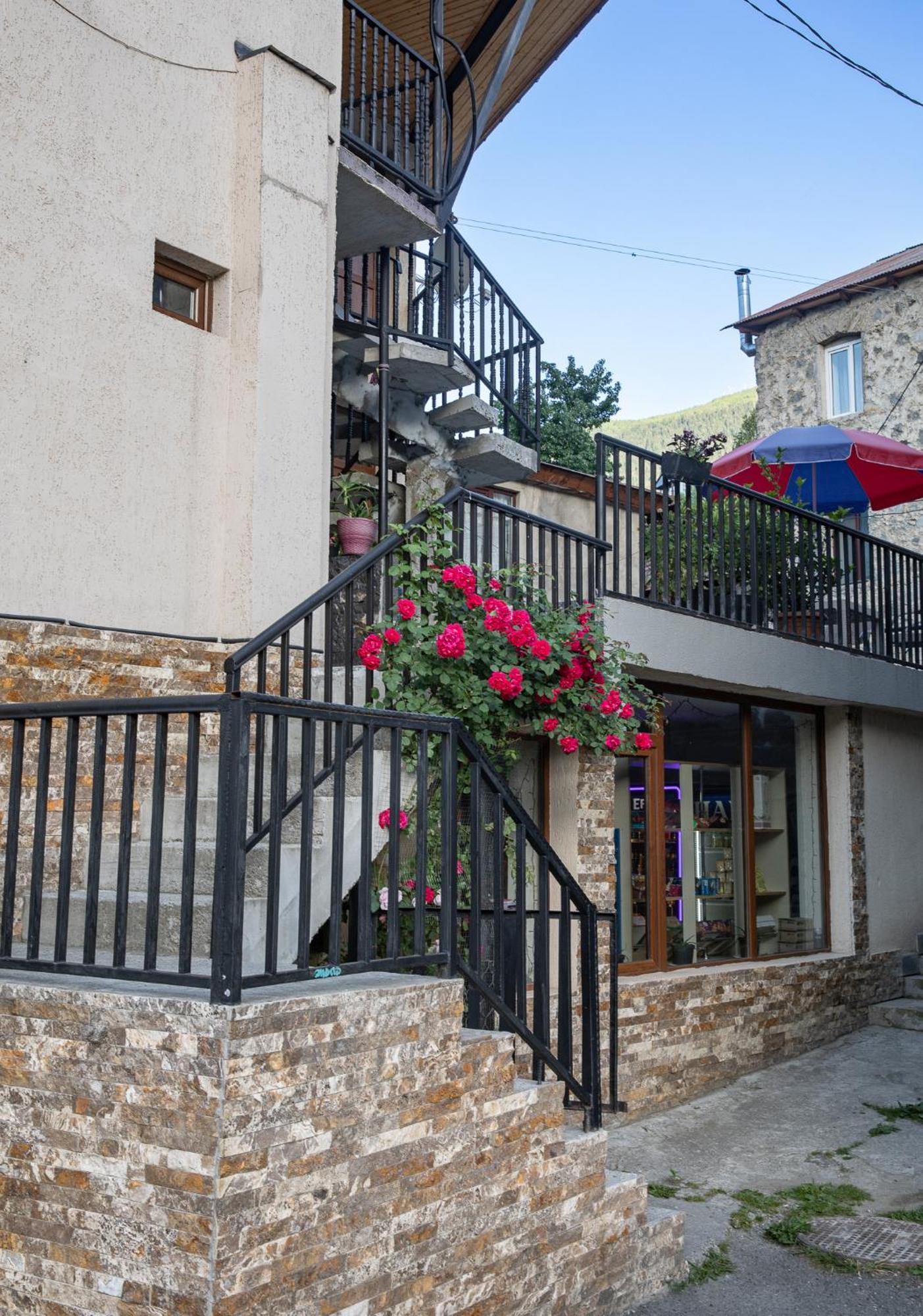 Guest House Nikala Местия Экстерьер фото